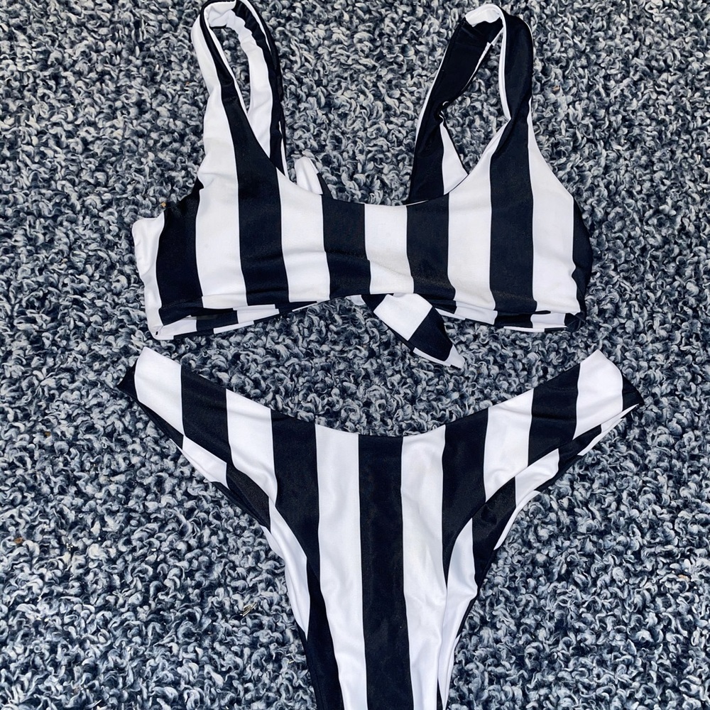 Black and white stripped knot suit small
